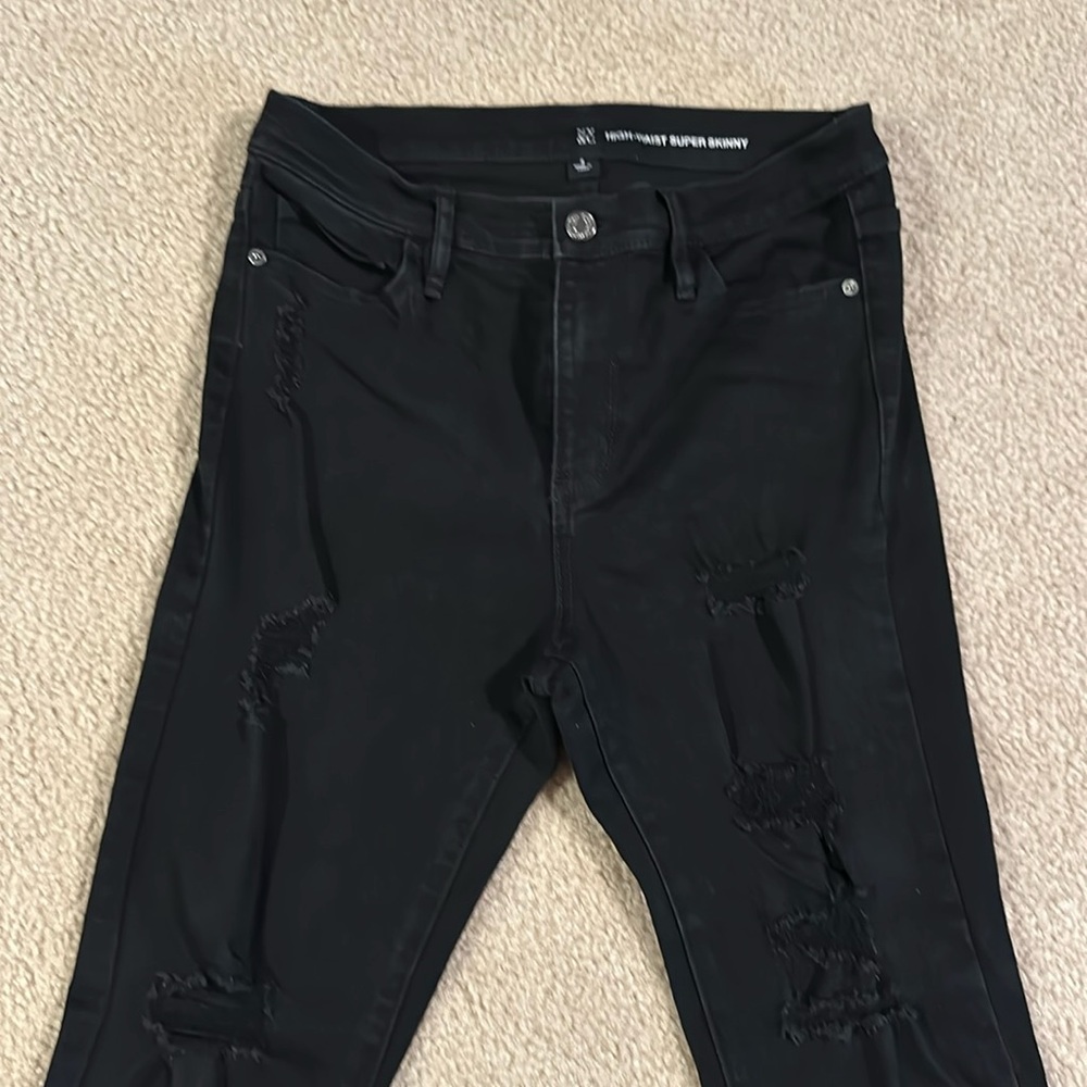 Great condition flattering, distressed jeans